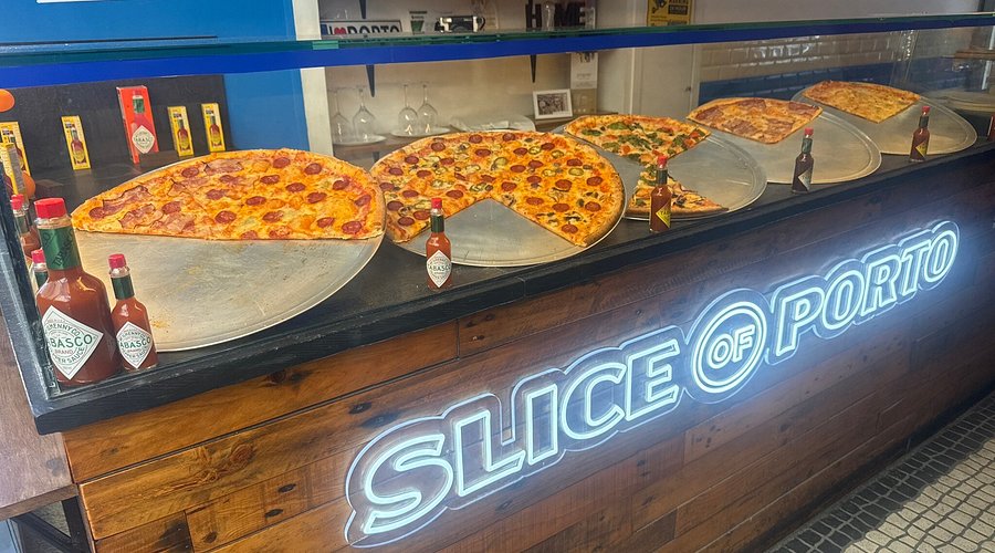 Pizzas expostas no Slice Of Porto